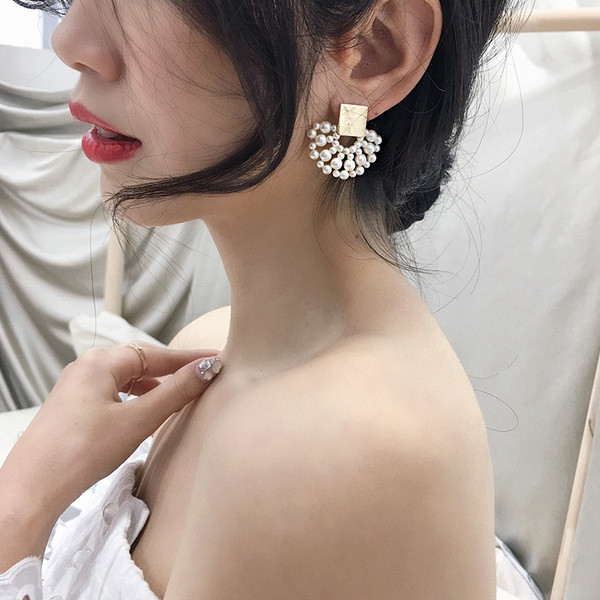 Cercei moderni de dama cu perle in alb