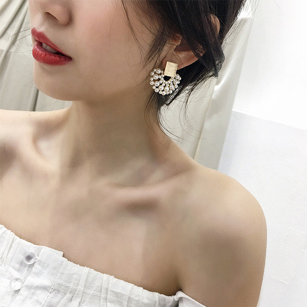 Cercei moderni de dama cu perle in alb