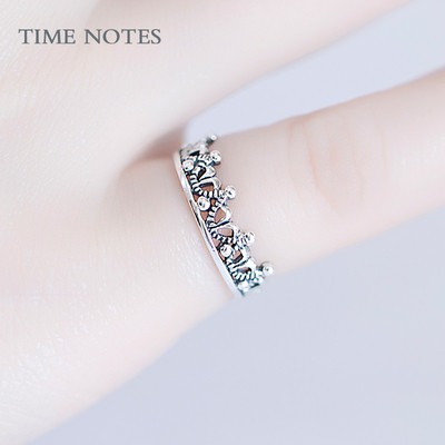Дамски модерен пръстен в сребрист цвят с камъни