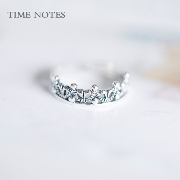 Modern női gyűrű ezüst színben kövekkel