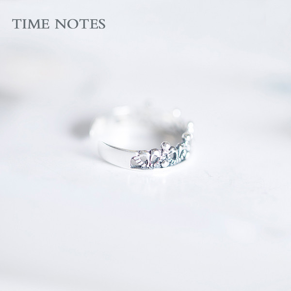 Modern női gyűrű ezüst színben kövekkel