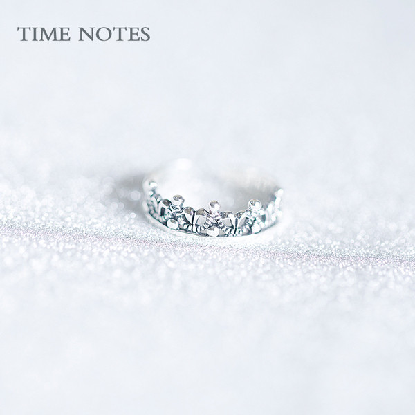 Modern női gyűrű ezüst színben kövekkel