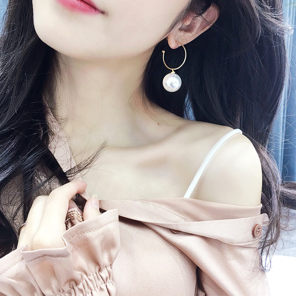 Cercei eleganti de dama in culoarea aurie cu perle