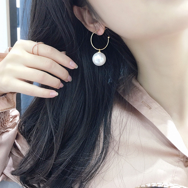 Cercei eleganti de dama in culoarea aurie cu perle