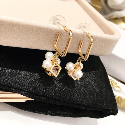 Cercei moderni de dama de culoare aurie cu pandantive