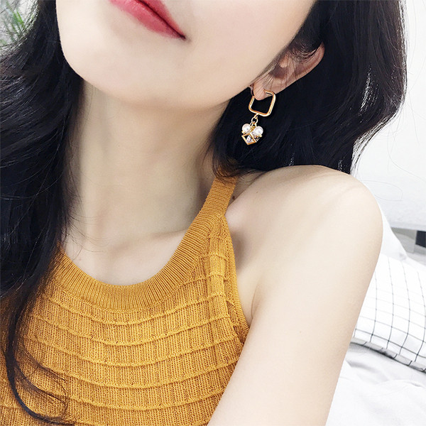 Cercei moderni de dama de culoare aurie cu pandantive