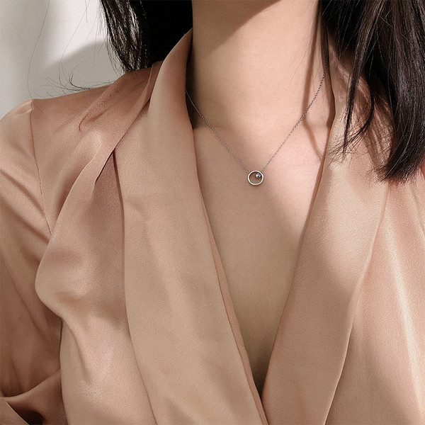 Μοντέρνο γυναικείο κολιέ με διακοσμητικό μαργαριτάρι σε ασημί χρώμα