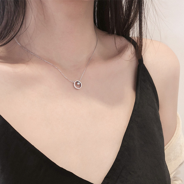 Μοντέρνο γυναικείο κολιέ με διακοσμητικό μαργαριτάρι σε ασημί χρώμα