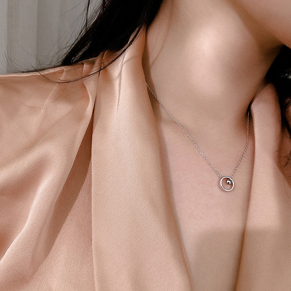 Μοντέρνο γυναικείο κολιέ με διακοσμητικό μαργαριτάρι σε ασημί χρώμα