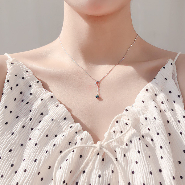 Modern női nyaklánc medállal, két színben