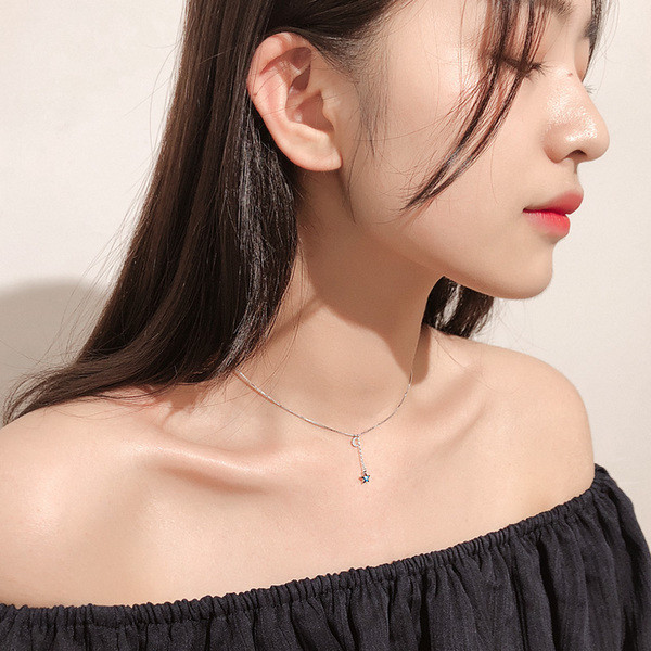 Modern női nyaklánc medállal, két színben