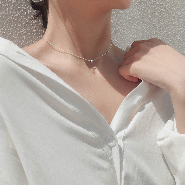 Μοντέρνο ασημένιο κολιέ με μεταλλικό μαργαριτάρι