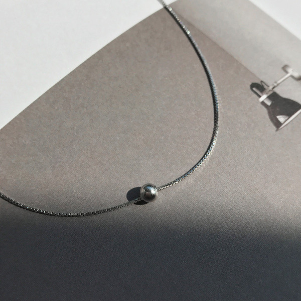 Μοντέρνο ασημένιο κολιέ με μεταλλικό μαργαριτάρι