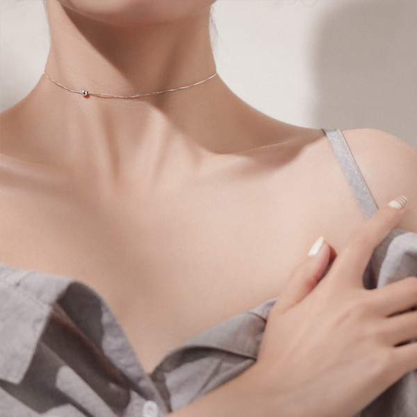 Μοντέρνο ασημένιο κολιέ με μεταλλικό μαργαριτάρι