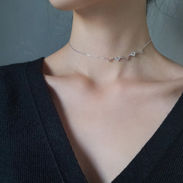 Colier elegant de dama cu pietre de culoare argintie