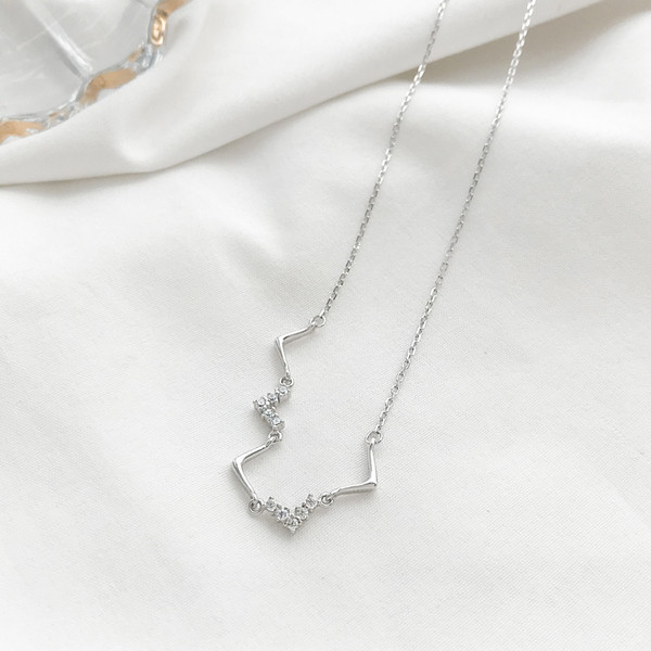 Colier elegant de dama cu pietre de culoare argintie