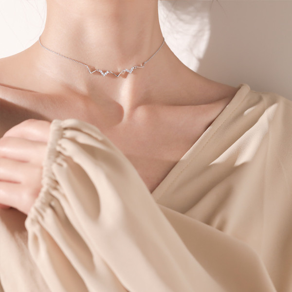 Colier elegant de dama cu pietre de culoare argintie