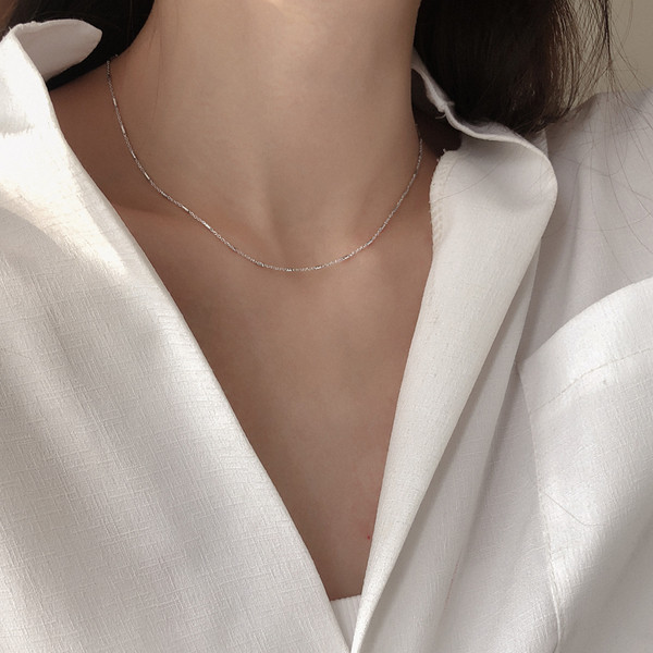 Απλό κολιέ κυρίες σε ασημί χρώματα