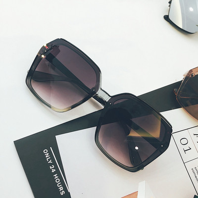 Ochelari de soare moderni de dama cu forma patrata in mai multe culori