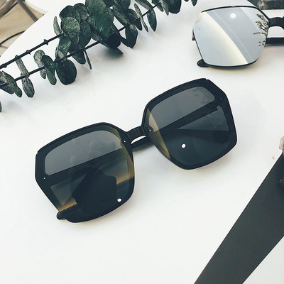 Ochelari de soare moderni de dama cu forma patrata in mai multe culori