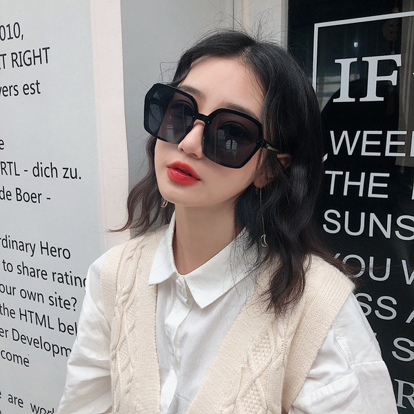 Ochelari de soare moderni de dama cu forma patrata in mai multe culori