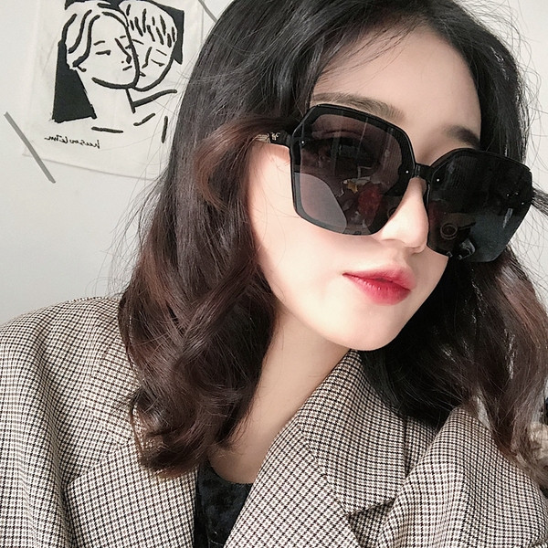 Ochelari de soare moderni de dama cu forma patrata in mai multe culori