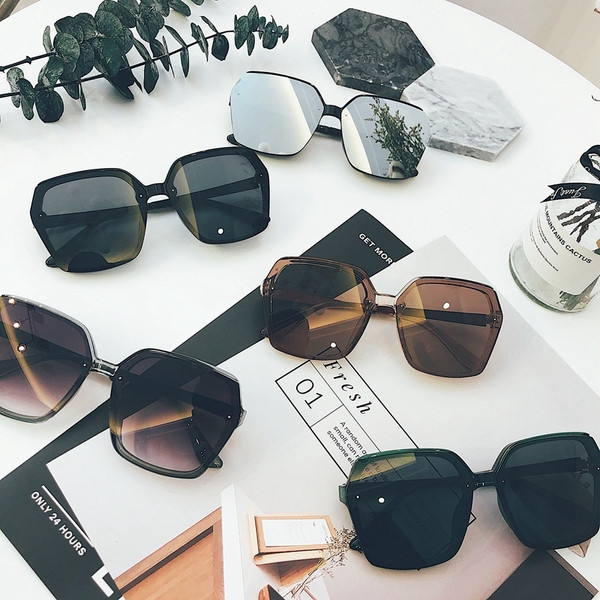 Ochelari de soare moderni de dama cu forma patrata in mai multe culori