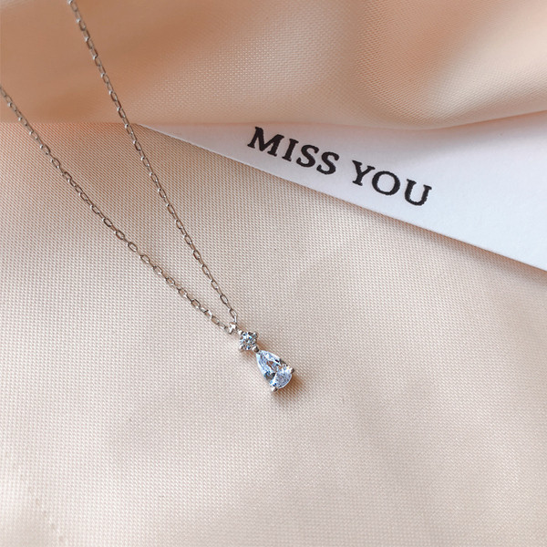 Κομψό κολιέ της κυρίας σε ασημί με κρεμαστό κόσμημα