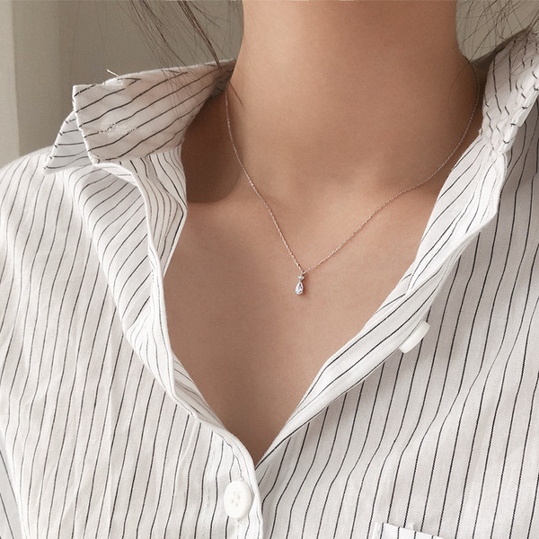 Κομψό κολιέ της κυρίας σε ασημί με κρεμαστό κόσμημα