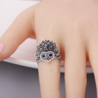 Модерен дамски пръстен с 3D елемент 
