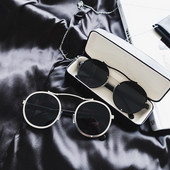 Modern, kerek napszemüveg szürke és fekete színben