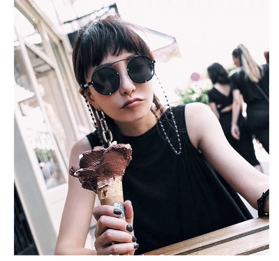 Modern, kerek napszemüveg szürke és fekete színben