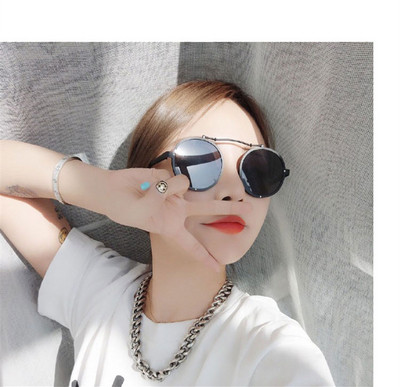 Modern, kerek napszemüveg szürke és fekete színben