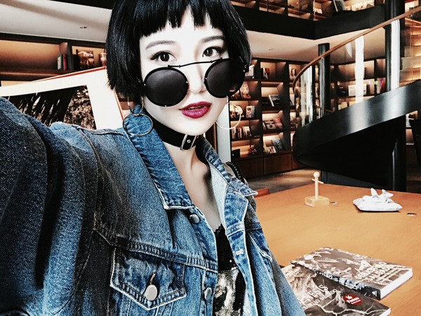 Modern, kerek napszemüveg szürke és fekete színben