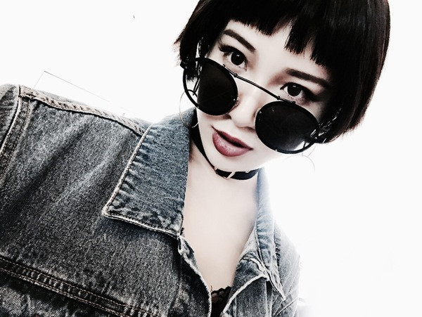 Modern, kerek napszemüveg szürke és fekete színben