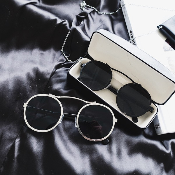 Modern, kerek napszemüveg szürke és fekete színben
