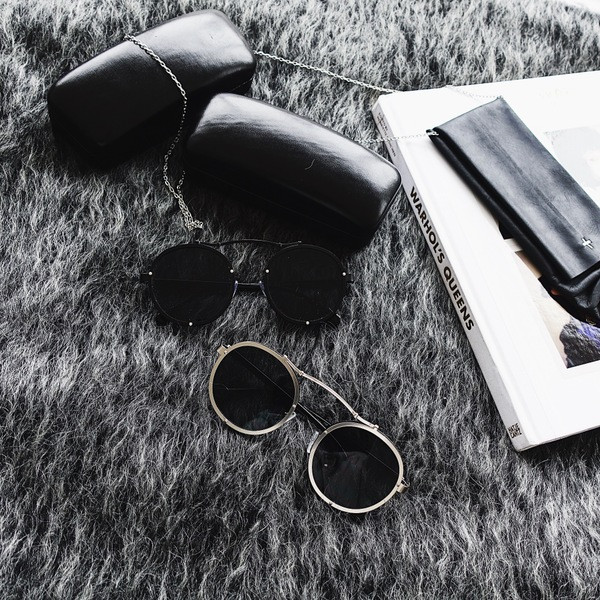 Modern, kerek napszemüveg szürke és fekete színben