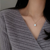 Stílusos női nyaklánc díszkővel