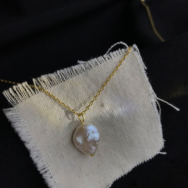 Stílusos női nyaklánc díszkővel