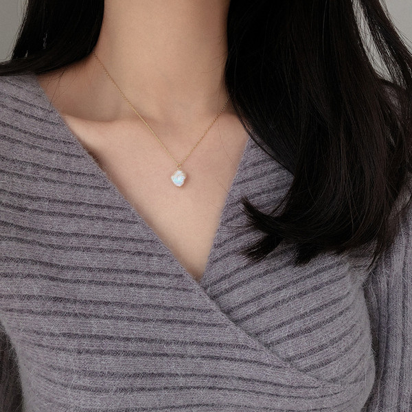 Stílusos női nyaklánc díszkővel