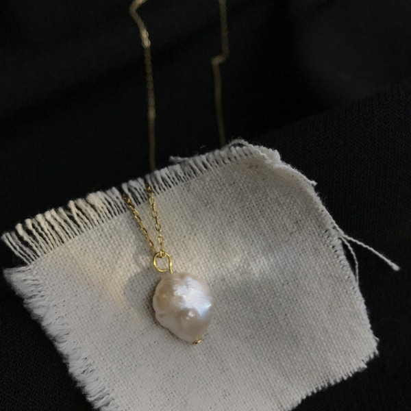 Stílusos női nyaklánc díszkővel