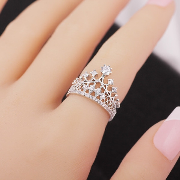 Κομψό δαχτυλίδι κυρίες σε ασημί χρώμα