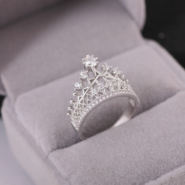 Κομψό δαχτυλίδι κυρίες σε ασημί χρώμα