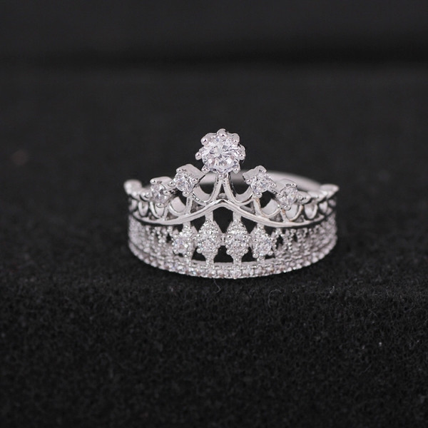 Κομψό δαχτυλίδι κυρίες σε ασημί χρώμα