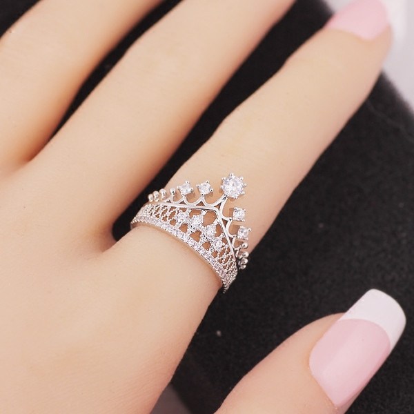 Κομψό δαχτυλίδι κυρίες σε ασημί χρώμα