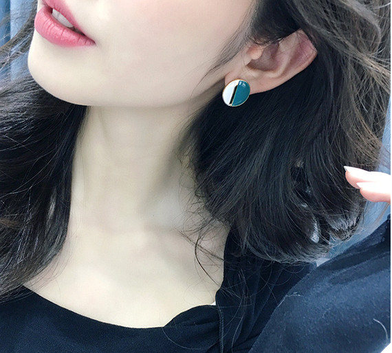 Cercei rotunzi de dama in alb si verde