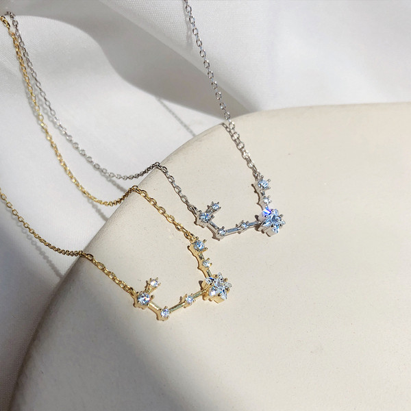 Elegáns női nyaklánc díszkövekkel, két színben