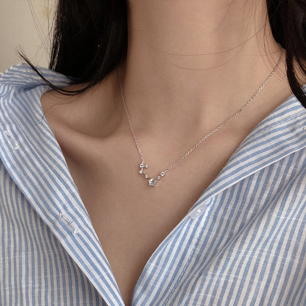 Elegáns női nyaklánc díszkövekkel, két színben