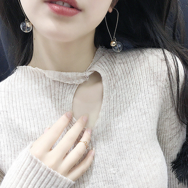 Cercei lungi de dama cu pandantive de culoare aurie