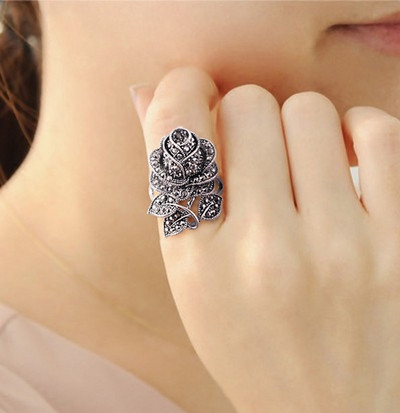 Дамски пръстен с елемент камъни